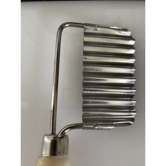 Vintage Vegetable Crinkle Cutter Potato Cheese Slicer Beige Plastic Handle EUC - Picture 8 of 16